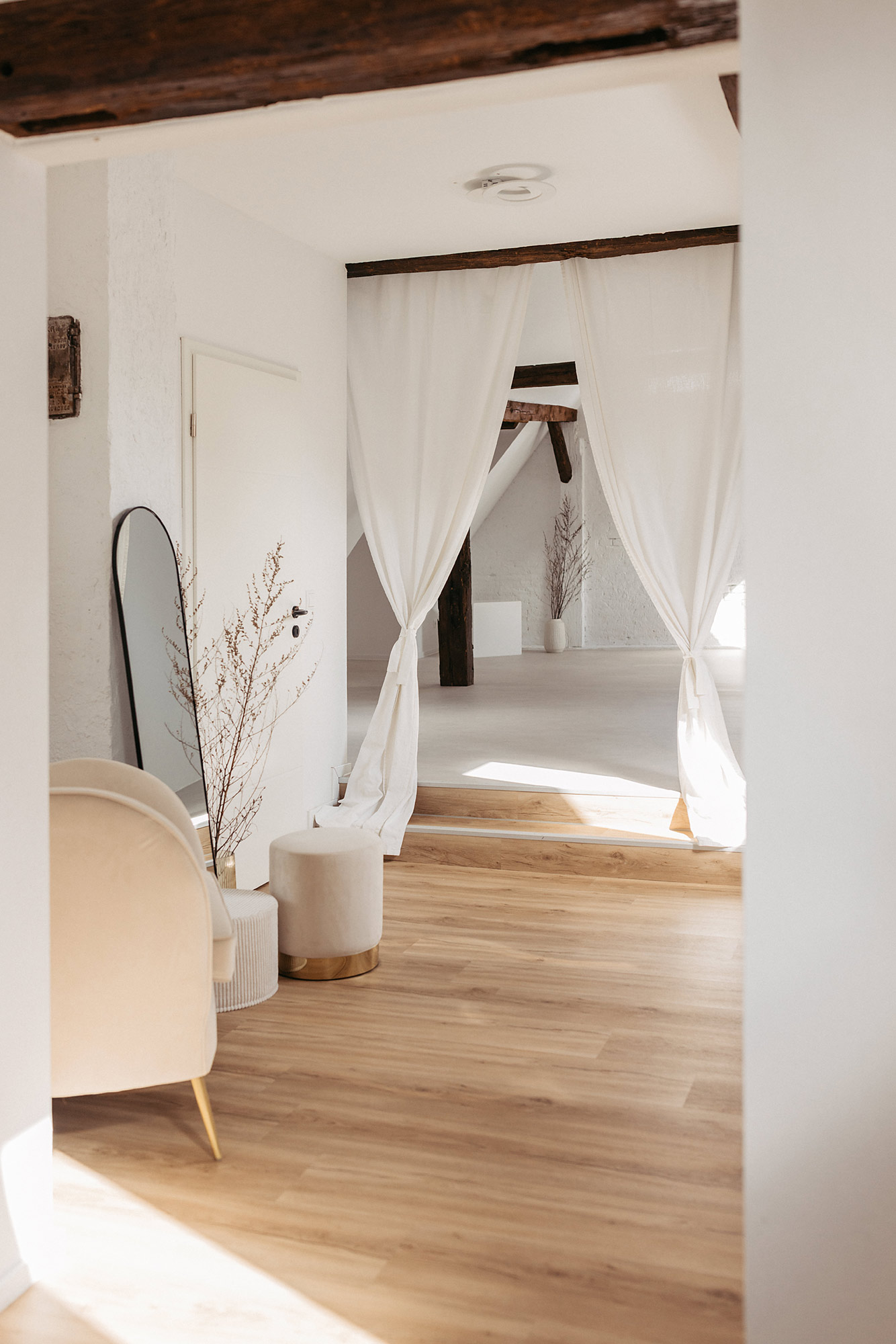 Heller Eingangsbereich im HAUS NR11