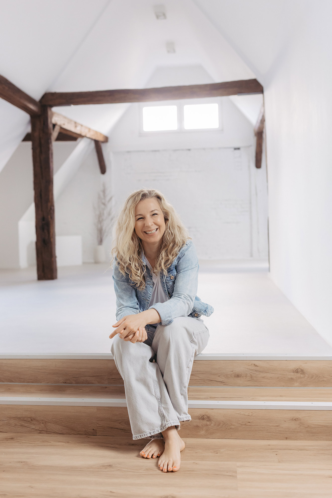 Laura im Workshopraum des HAUS NR11